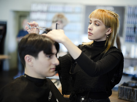 Coiffure: les salaires minimaux vont augmenter jusqu'à un cinquième