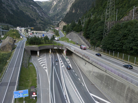 Camionnette arrêtée à Flüelen (UR) avec 14 personnes à l'arrière