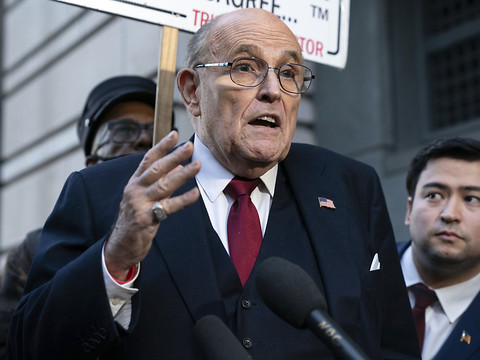 Ex-avocat de Trump condamné à verser 148 millions pour diffamation