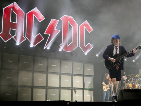 Le groupe AC/DC annonce la mort de son premier batteur