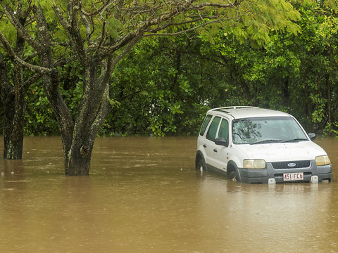 Des centaines d'évacuations dans le nord-est inondé de l'Australie