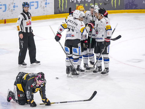 Fribourg victorieux, Olkinuora aide Genève