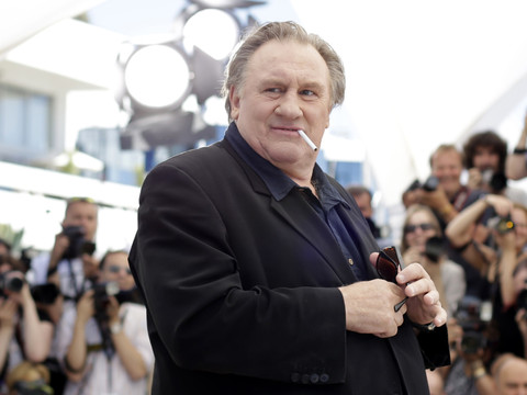 Le président Macron défend Gérard Depardieu, accusé de viols
