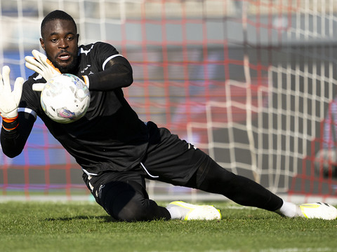 Mvogo en prend quatre