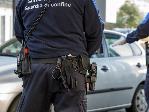 Des montres suisses cachées dans une voiture en Italie