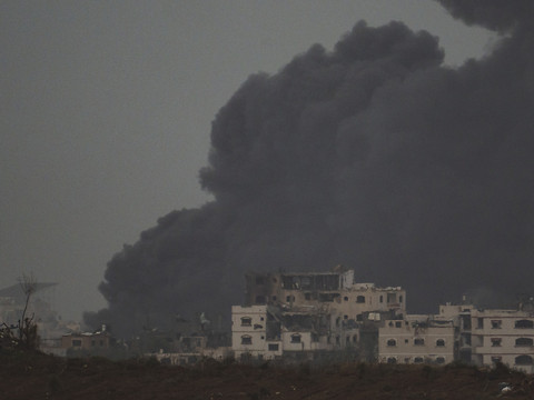 Toujours sous les bombes, Gaza attend plus d'aide humanitaire