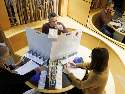 Un apéro d'un genre particulier pour les goûteurs d'eau des SIG