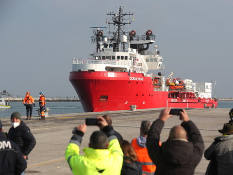 Le navire-ambulance Ocean Viking sauve 244 migrants en Méditerranée