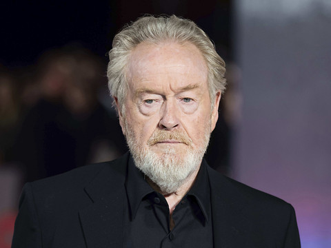 Ridley Scott et Emilia Clarke décorés par le roi Charles III