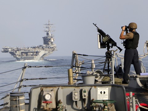 Un destroyer américain abat des missiles tirés du Yémen