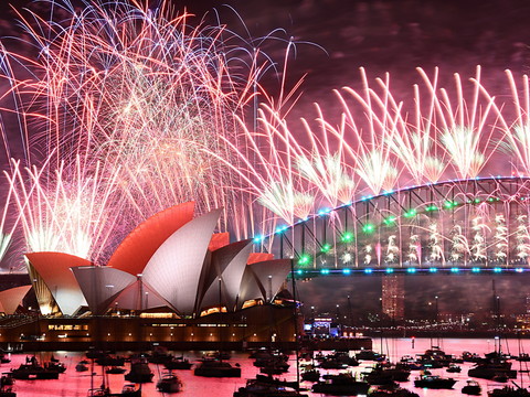 Le monde entre en 2024, avec des feux d'artifice et des bombes