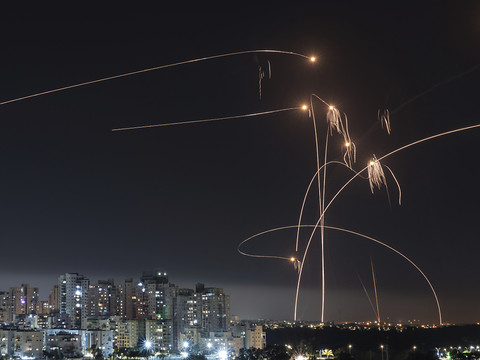Tel-Aviv entre en 2024 avec un barrage de roquettes tirées de Gaza
