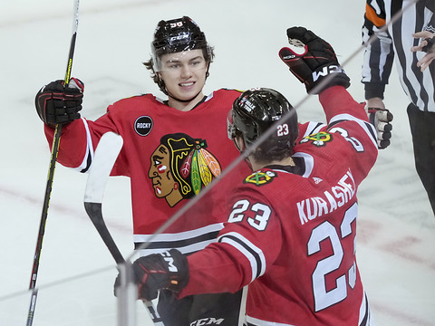 Les Blackhawks fessés à Dallas, Kurashev sauve l'honneur