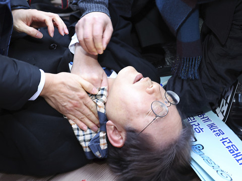 Le chef de l'opposition sud-coréenne poignardé au cou à Busan