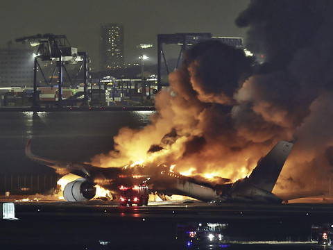 Cinq morts dans la collision de deux avions à Tokyo-Haneda