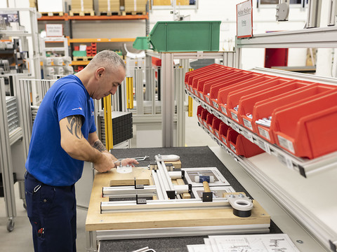 Le secteur manufacturier fait toujours grise mine (indice PMI)