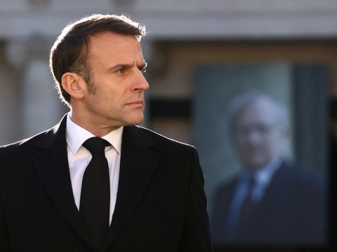 Remaniement: Macron retourne le Rubik's cube de Matignon