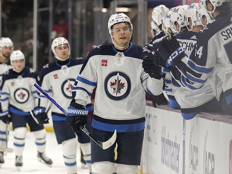 La fête continue pour Nino Niederreiter et les Jets