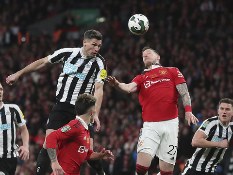 Schär prolonge à Newcastle