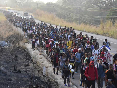 Une caravane de migrants reprend sa marche vers les Etats-Unis