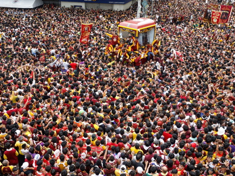 Aux Philippines, une procession enfiévrée pour le Nazaréen noir