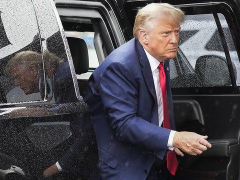 Trump au tribunal qui examine sa demande d'immunité pénale