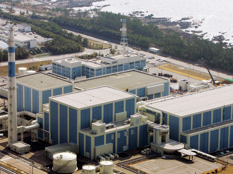 Séisme au Japon: un site atomique frappé par un tsunami de 3 mètres
