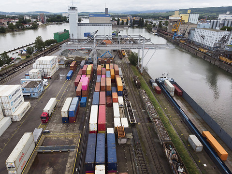 Renforcer le transport de marchandises par le rail et par bateau