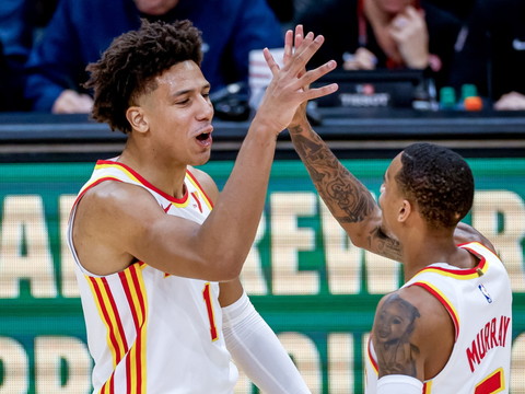 Les Hawks battent les 76ers en prolongation