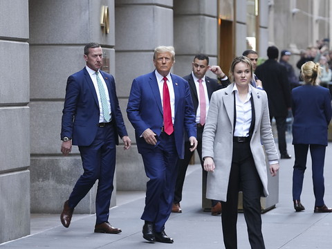 A son procès pour fraudes, Trump dénonce une 