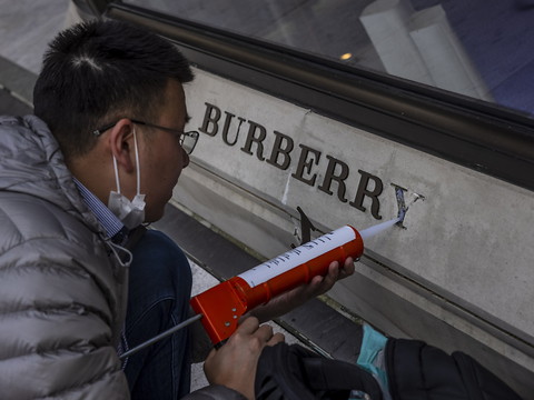 Burberry rabote ses prévisions et dévisse à Londres