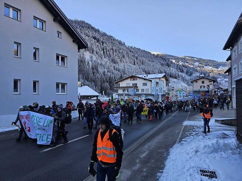 Quelque 350 manifestants demandent la justice climatique au WEF