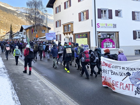 Des manifestants créent un énorme embouteillage devant Davos (GR)