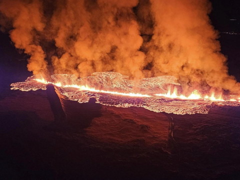 Des maisons brûlent après une éruption en Islande