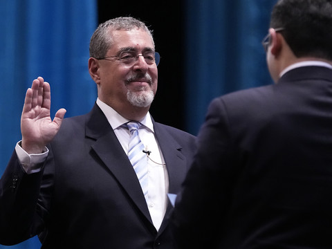Le social-démocrate Bernardo Arévalo investi nouveau président du Guatemala