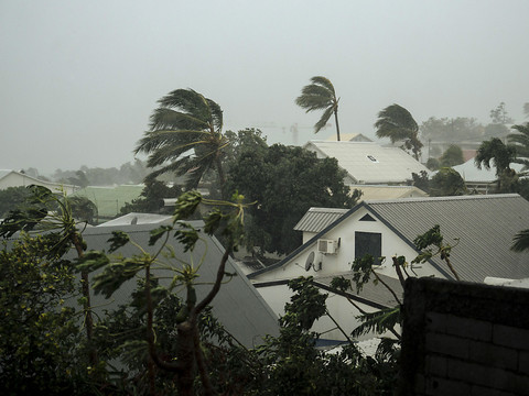 Le cyclone Belal s'éloigne de La Réunion, chaos à l'île Maurice
