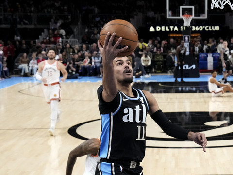 Trae Young sonne la charge