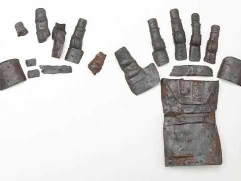 Découverte exceptionnelle d'un gant d'armure du 14e siècle à Kyburg