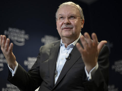 Le WEF lutte contre les fausses informations sur les médias sociaux