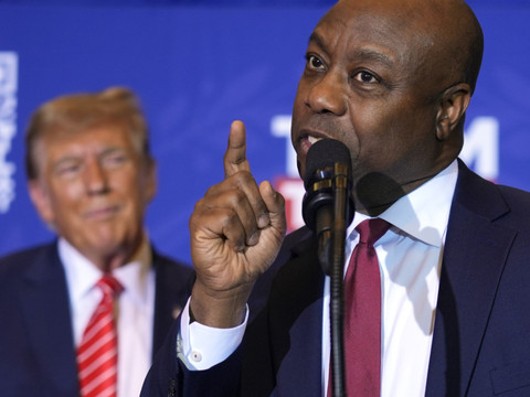 Un sénateur républicain noir officialise son soutien à Trump