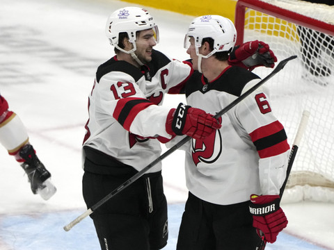 Un but et la première étoile pour Nico Hischier