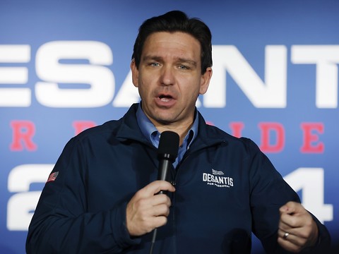 Ron DeSantis se retire de la course à l'investiture soutient Trump
