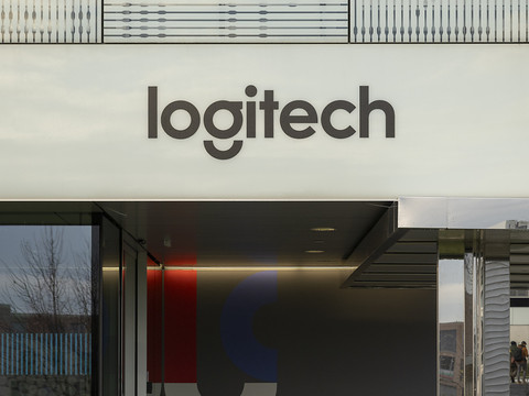 Les ventes de Logitech reculent encore, mais moins fortement