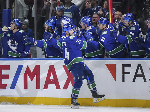 Vancouver battu malgré un triplé de Suter