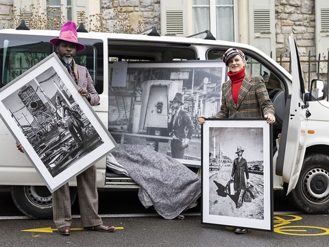 Une raffinerie démantelée sous l'oeil des photographes