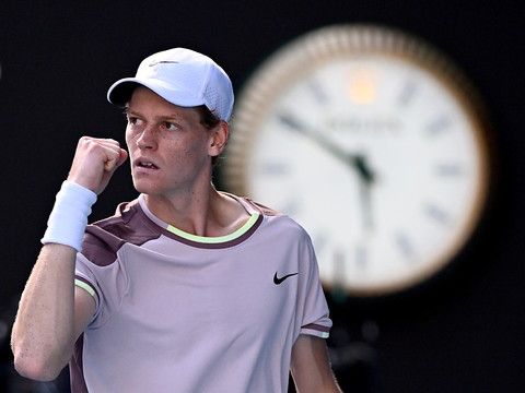 Djokovic battu en quatre sets par Sinner en demi-finale