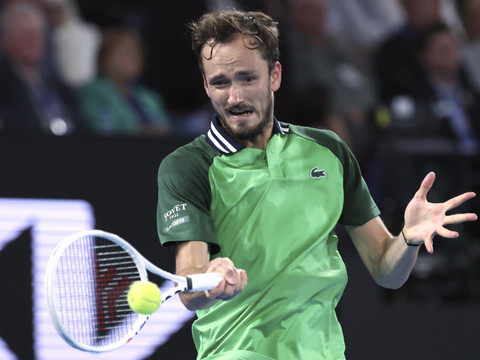 Medvedev renverse Zverev en cinq sets en demi-finale