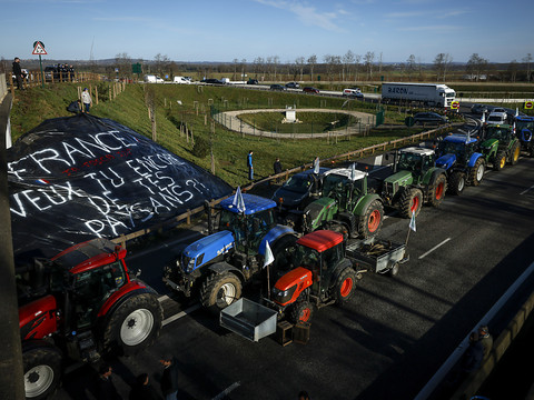 Attal présente des mesures aux paysans: insuffisantes, selon eux