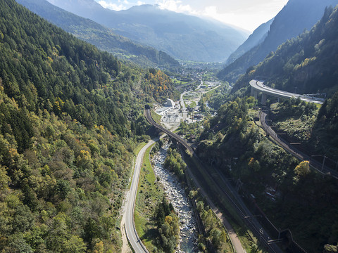 Un véhicule prend feu, tunnel ferroviaire du Gothard bouclé
