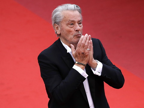 La justice prend en main la santé d'Alain Delon